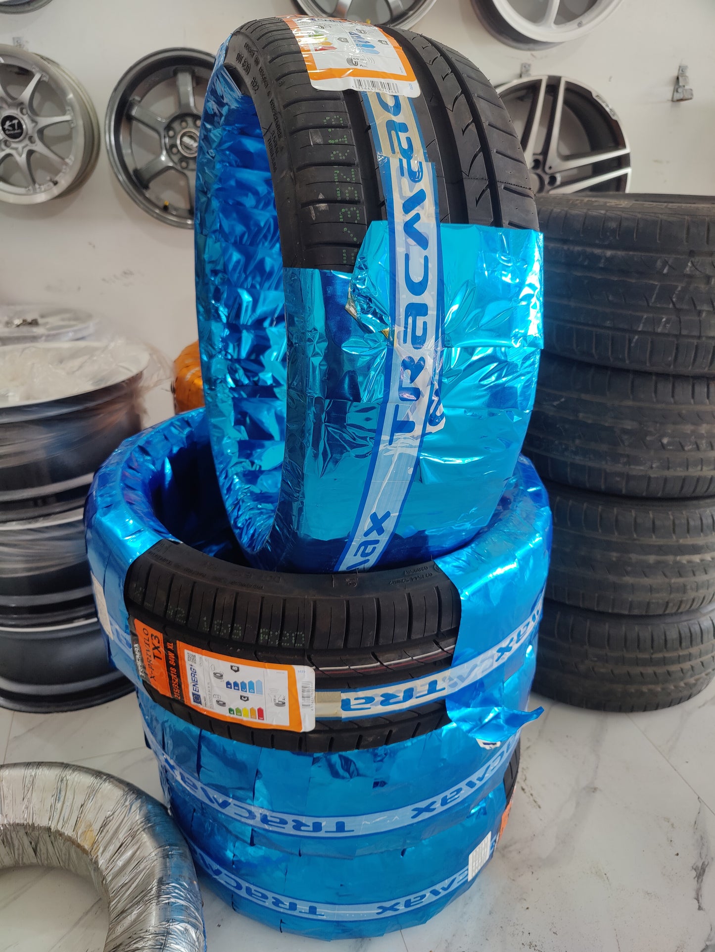 Tracmax 215/35/18 - New