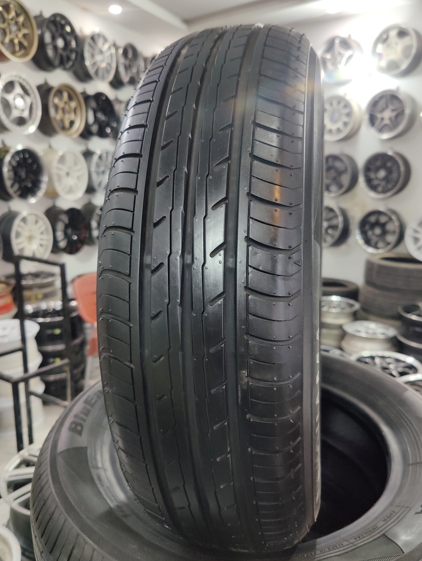 Yokohama Es-32 175/65/15 - Kabli