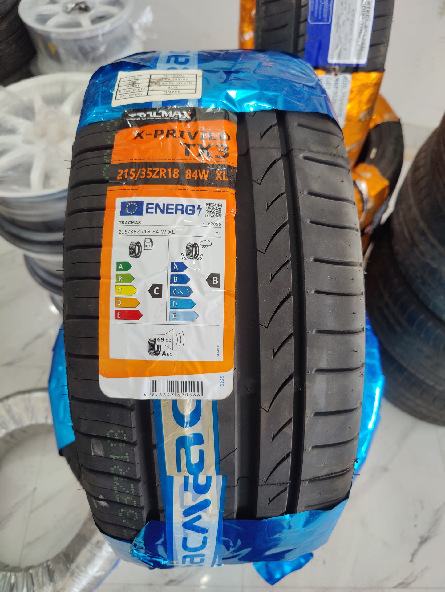 Tracmax 215/35/18 - New