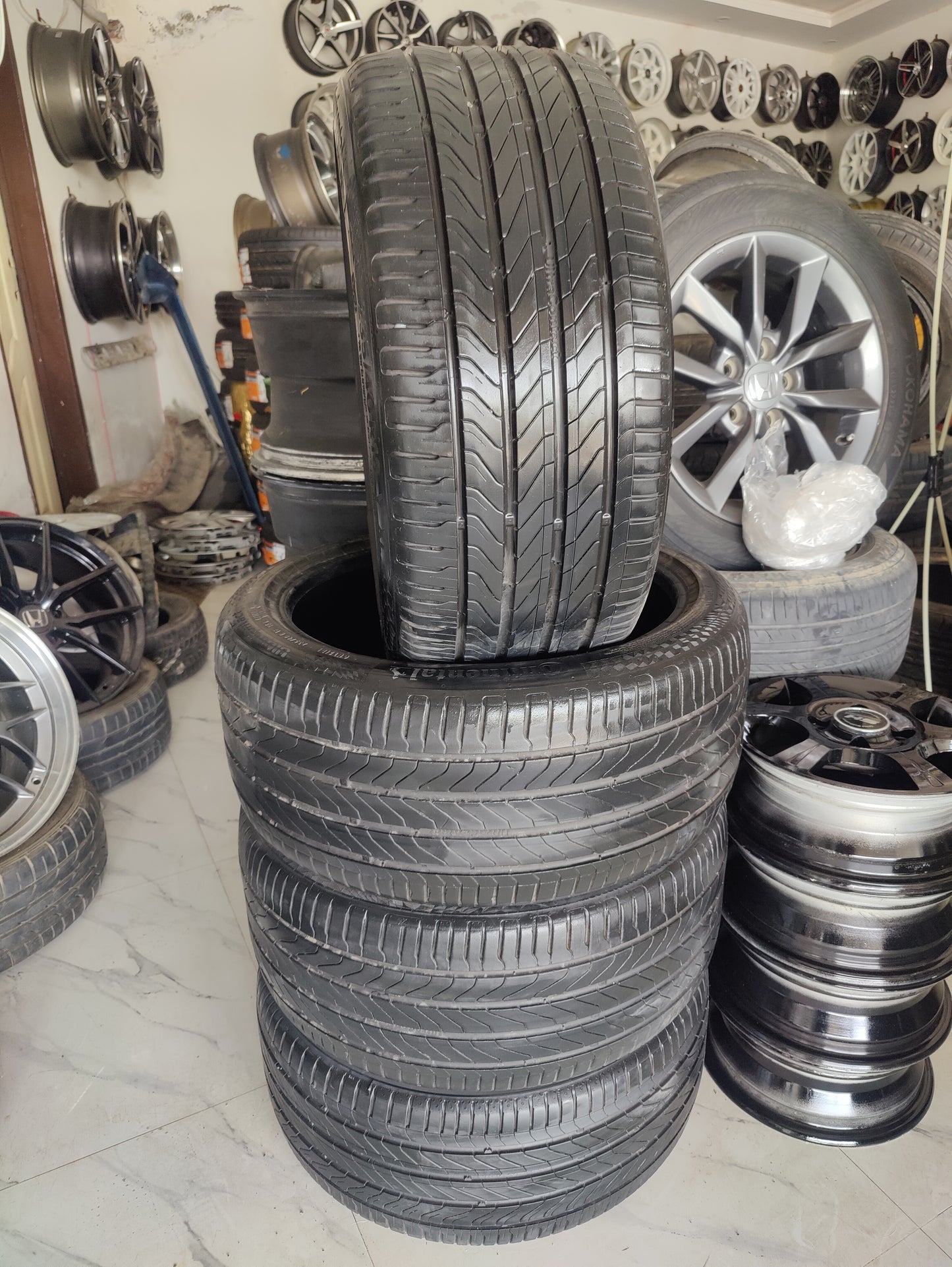 235/40/18 continental used Tyres available almost new condition