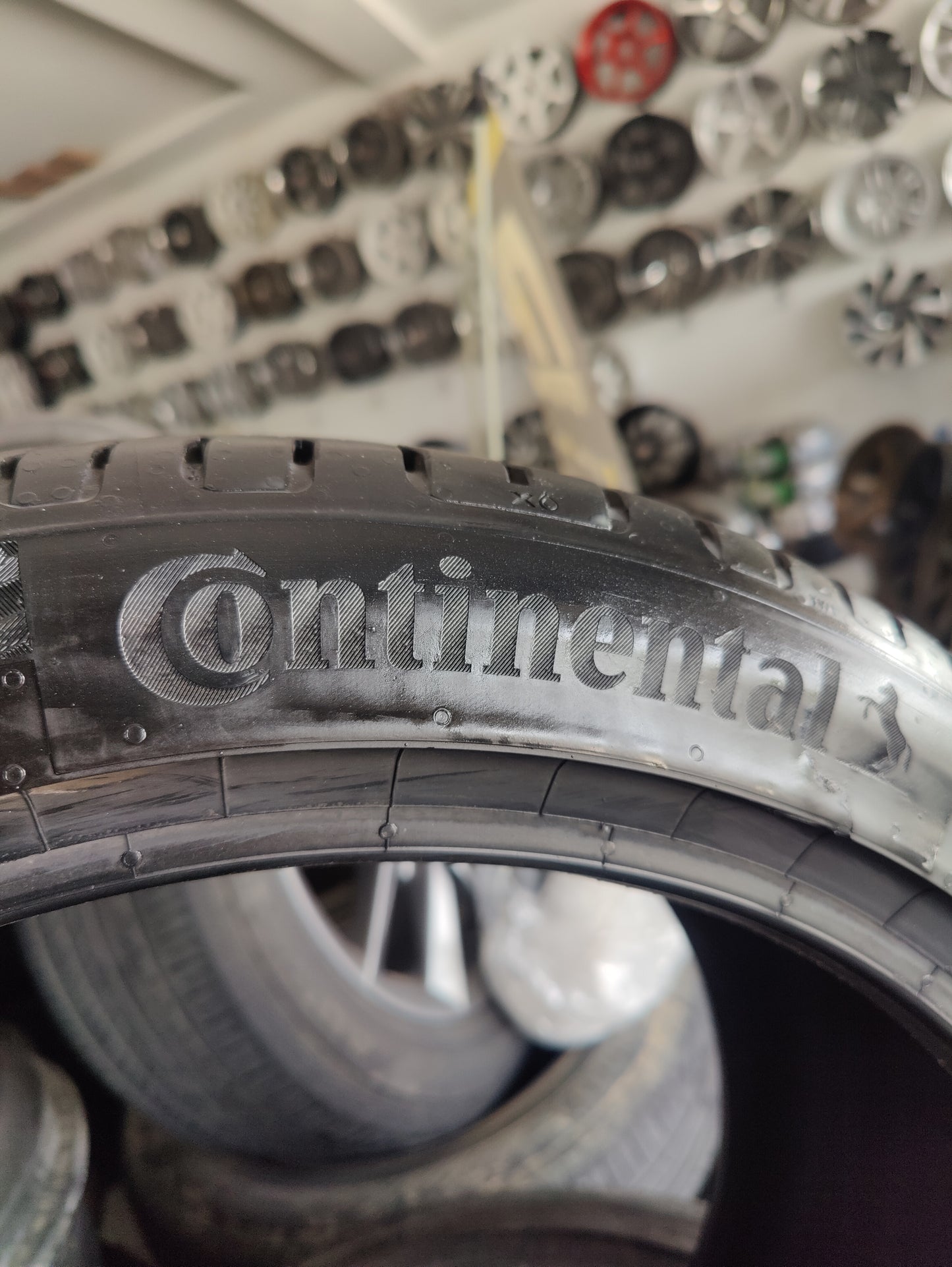235/40/18 continental used Tyres available almost new condition