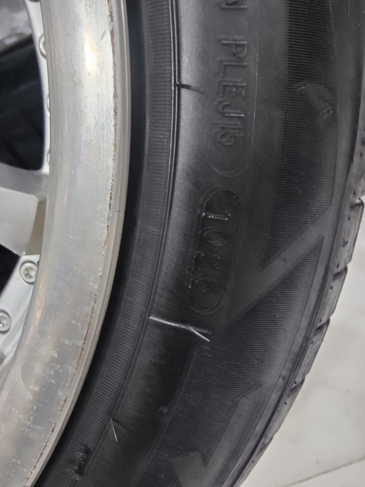 Karanze wheels &tyres almost new condition